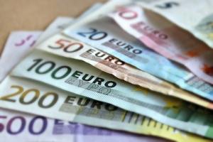Euro se apreciază la 4,6674 lei Euro se apreciază la 4,6674 lei