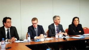 "Investitorii se află la o răscruce de drumuri" "Investitorii se află la o răscruce de drumuri"