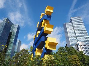 Fitch a înrãutãþit la 1% estimarea de creºtere a zonei euro în acest an Fitch a înrãutãþit la 1% estimarea de creºtere a zonei euro în acest an
