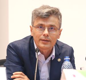Virgil Popescu: "Liviu Drag-nea vrea sã arate în continuare cã este stãpânul absolut al Guvernului ºi aratã tuturor pãrþilor cã el va decide ce companii vor intra în acest fond ". Virgil Popescu: "Liviu Drag-nea vrea sã arate în continuare cã este stãpânul absolut al Guvernului ºi aratã tuturor pãrþilor cã el va decide ce companii vor intra în acest fond ".