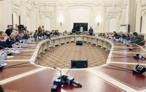 Virgil Popescu: "Liviu Drag-nea vrea sã arate în continuare cã este stãpânul absolut al Guvernului ºi aratã tuturor pãrþilor cã el va decide ce companii vor intra în acest fond ". Virgil Popescu: "Liviu Drag-nea vrea sã arate în continuare cã este stãpânul absolut al Guvernului ºi aratã tuturor pãrþilor cã el va decide ce companii vor intra în acest fond ".