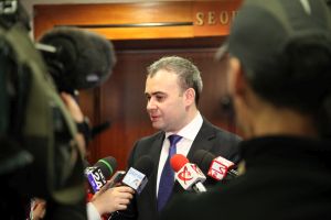 Virgil Popescu: "Liviu Drag-nea vrea sã arate în continuare cã este stãpânul absolut al Guvernului ºi aratã tuturor pãrþilor cã el va decide ce companii vor intra în acest fond ". Virgil Popescu: "Liviu Drag-nea vrea sã arate în continuare cã este stãpânul absolut al Guvernului ºi aratã tuturor pãrþilor cã el va decide ce companii vor intra în acest fond ".