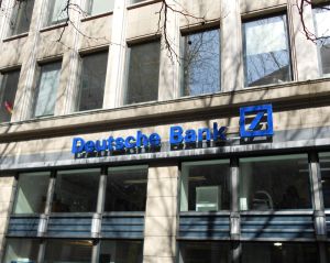 Eventuala fuziune Deutsche Bank - Commerzbank ameninþã 30.000 de posturi Eventuala fuziune Deutsche Bank - Commerzbank ameninþã 30.000 de posturi