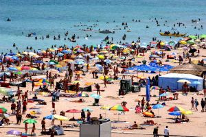 Aproximativ 80.000 de turişti se află pe litoral, în acest weekend Aproximativ 80.000 de turişti se află pe litoral, în acest weekend