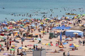 Aproximativ 100.000 de turişti pe litoralul românesc Aproximativ 100.000 de turişti pe litoralul românesc
