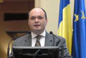 Ionuþ Dumitru, economist ºef al Raiffeisen Bank Ionuþ Dumitru, economist ºef al Raiffeisen Bank