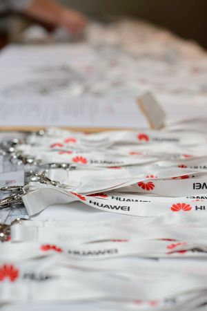 Chinezii de la Huawei s-au reorientat către piaţa internă Chinezii de la Huawei s-au reorientat către piaţa internă