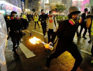 Manifestanţii asediaţi de trei zile din Hong Kong refuză să se predea Manifestanţii asediaţi de trei zile din Hong Kong refuză să se predea