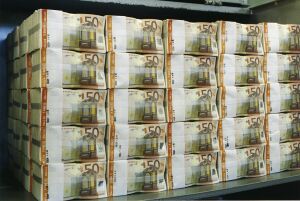 Guvernul a atras, ieri, 3 miliarde euro, de pe pieţele externe Guvernul a atras, ieri, 3 miliarde euro, de pe pieţele externe