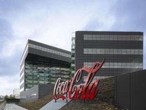 Sistemul Coca-Cola în Romania doneazã 200.000 de euro Crucii Roºii Române Sistemul Coca-Cola în Romania doneazã 200.000 de euro Crucii Roºii Române