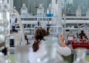 Biofarm îºi continuã activitatea pentru a putea acoperi solicitãrile pacienþilor Biofarm îºi continuã activitatea pentru a putea acoperi solicitãrile pacienþilor