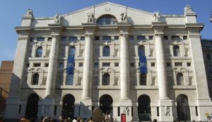 Un fost guvernator atacã politica nesãbuitã a bãncii centrale pe care a condus-o Un fost guvernator atacã politica nesãbuitã a bãncii centrale pe care a condus-o