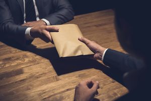 "Un fost consultant la Ministerul Mediului este acuzat pentru mită de 1,3 milioane de lei" "Un fost consultant la Ministerul Mediului este acuzat pentru mită de 1,3 milioane de lei"
