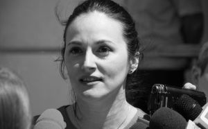 Alina Bica, condamnatã definitiv la 4 ani de închisoare cu executare, a fost prinsã de poliþiºti în Italia Alina Bica, condamnatã definitiv la 4 ani de închisoare cu executare, a fost prinsã de poliþiºti în Italia