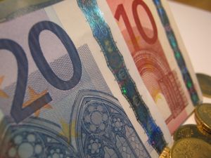 Primul contract de împrumut în România finanţat prin programul UE pentru ocuparea forţei de muncă şi inovare socială Primul contract de împrumut în România finanţat prin programul UE pentru ocuparea forţei de muncă şi inovare socială
