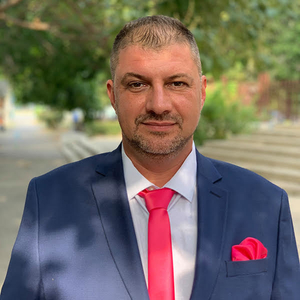 "Am reuºit sã eliberãm Bucureºtiul de mafia Firea-Pandele ºi alte judeþe þinute ani la rând sub bocancul unor baroni PSD despotici ca Opriºan la Vrancea, Felix Stroe la Constanþa, Bãdãlãu la Giurgiu sau Zetea la Maramureº", a scris vicepremierul Raluca Turcan, pe pagina oficialã de Facebook. "Am reuºit sã eliberãm Bucureºtiul de mafia Firea-Pandele ºi alte judeþe þinute ani la rând sub bocancul unor baroni PSD despotici ca Opriºan la Vrancea, Felix Stroe la Constanþa, Bãdãlãu la Giurgiu sau Zetea la Maramureº", a scris vicepremierul Raluca Turcan, pe pagina oficialã de Facebook.