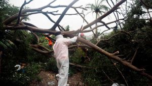 Cinci persoane, evacuate dintr-o casă afectată de viitură Cinci persoane, evacuate dintr-o casă afectată de viitură