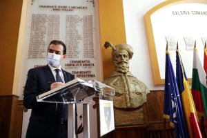 "Doar prin eforturile noastre unite putem salva vieţi şi învinge virusul" "Doar prin eforturile noastre unite putem salva vieţi şi învinge virusul"