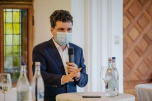 "Vina uriaºã aparþine administraþiei PSD Firea care toata vara, nealocând bani, a lãsat reþeaua sã se deterioreze" "Vina uriaºã aparþine administraþiei PSD Firea care toata vara, nealocând bani, a lãsat reþeaua sã se deterioreze"