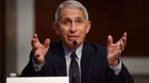Fauci recomandă purtarea a două măşti pentru protejarea în faţa noilor tulpini de COVID-19 Fauci recomandă purtarea a două măşti pentru protejarea în faţa noilor tulpini de COVID-19