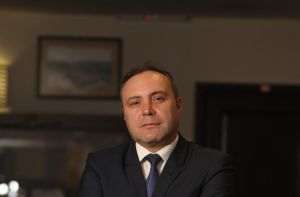 Dumitru Chisăliţă: "Vreau să atrag atenţia că în 10 ani de zile, dacă noi nu venim cu nişte planuri concrete privind sărăcia energetică, numărul acestor consumatori va creşte semnificativ iar în 2050, din calculele noastre, jumătate din populaţia României va fi în sărăcie energetică acută, coroborând cu îmbătrânirea accentuată pe care o avem şi nivelul pensiilor care sunt previzionate să le preluăm". Dumitru Chisăliţă: "Vreau să atrag atenţia că în 10 ani de zile, dacă noi nu venim cu nişte planuri concrete privind sărăcia energetică, numărul acestor consumatori va creşte semnificativ iar în 2050, din calculele noastre, jumătate din populaţia României va fi în sărăcie energetică acută, coroborând cu îmbătrânirea accentuată pe care o avem şi nivelul pensiilor care sunt previzionate să le preluăm".
