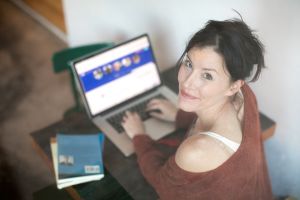 Tinerii români preferă să facă cumpărături din magazinele online din străinătate Tinerii români preferă să facă cumpărături din magazinele online din străinătate
