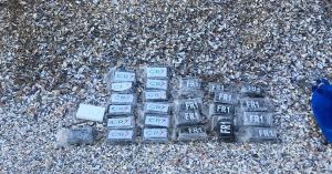 Peste 130 de kilograme de droguri, găsite de autorităţi pe litoral Peste 130 de kilograme de droguri, găsite de autorităţi pe litoral