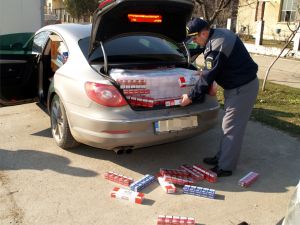 2,6 milioane pachete cu ţigări de contrabandă, confiscate de poliţiştii de frontieră 2,6 milioane pachete cu ţigări de contrabandă, confiscate de poliţiştii de frontieră