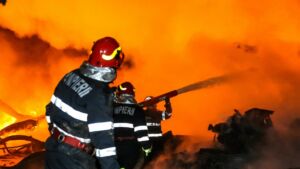 Costel Alexe: "În afară de incendiul semnalat la ora 12:00 noaptea de la Gara de Nord şi a sesizărilor primite cu arderile de vegetaţie sau cauciucuri sau toate celelalte gunoaie care au fost în cursul serii, am avut aceste condiţii de calm atmosferic, cu viteze reduse ale vântului de sub şapte kilometri pe oră, din acest motiv având şi aceste valori ridicate ale poluării". Costel Alexe: "În afară de incendiul semnalat la ora 12:00 noaptea de la Gara de Nord şi a sesizărilor primite cu arderile de vegetaţie sau cauciucuri sau toate celelalte gunoaie care au fost în cursul serii, am avut aceste condiţii de calm atmosferic, cu viteze reduse ale vântului de sub şapte kilometri pe oră, din acest motiv având şi aceste valori ridicate ale poluării".