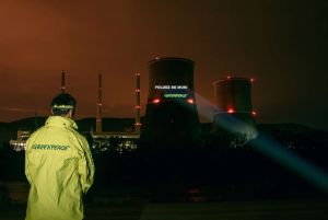 Dincolo de pachetele controversate de salvare a economiilor europene, o analiză Greenpeace a scos la iveală că industria combustibililor fosili beneficiază de un set larg de măsuri economice la scară naţională inclusiv prin mecanisme de scutire de taxe, reduceri ale accizelor pentru combustibili fosili şi modificări legislative.
sursa foto www.greenpeace.org/romania/
Dincolo de pachetele controversate de salvare a economiilor europene, o analiză Greenpeace a scos la iveală că industria combustibililor fosili beneficiază de un set larg de măsuri economice la scară naţională inclusiv prin mecanisme de scutire de taxe, reduceri ale accizelor pentru combustibili fosili şi modificări legislative.
sursa foto www.greenpeace.org/romania/
