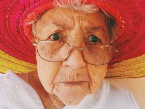 Peste 900.000 de bãtrâni au primit indemnizaþie socialã în luna mai Peste 900.000 de bãtrâni au primit indemnizaþie socialã în luna mai