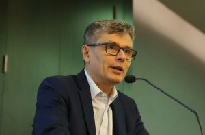 Despre retehnologizarea reactorului 1, Virgil Popescu, ministrul Economiei, Energiei şi Mediului de Afaceri, a spus că aceasta este în linie dreaptă. Despre costul reactoarelor 3 şi 4 ministrul nu a vrut să dea detalii deoarece "cifrele au un caracter confidenţial". Despre retehnologizarea reactorului 1, Virgil Popescu, ministrul Economiei, Energiei şi Mediului de Afaceri, a spus că aceasta este în linie dreaptă. Despre costul reactoarelor 3 şi 4 ministrul nu a vrut să dea detalii deoarece "cifrele au un caracter confidenţial".
