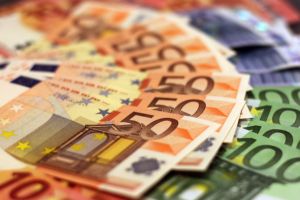 3 miliarde euro de la Bruxelles, pentru susþinerea ºomajului tehnic 3 miliarde euro de la Bruxelles, pentru susþinerea ºomajului tehnic