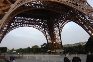 O secþiune a scãrii originale a Turnului Eiffel, compusã din 14 trepte, a fost adjudecatã la aproape 275.000 de euro O secþiune a scãrii originale a Turnului Eiffel, compusã din 14 trepte, a fost adjudecatã la aproape 275.000 de euro