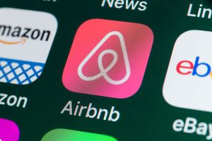 Airbnb þinteºte o evaluare de pânã la 34,8 miliarde de dolari a ofertei sale publice iniþiale Airbnb þinteºte o evaluare de pânã la 34,8 miliarde de dolari a ofertei sale publice iniþiale