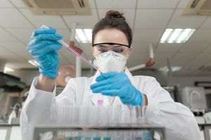 Autorizarea tratamentului cu anticorpii sintetici de la Eli Lilly stârneºte controverse Autorizarea tratamentului cu anticorpii sintetici de la Eli Lilly stârneºte controverse